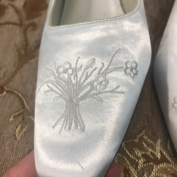 Dye-Able White Embroidered Roses Satin Slingback, Formal Pump Dress Shoe Wedding - Picture 5 of 16